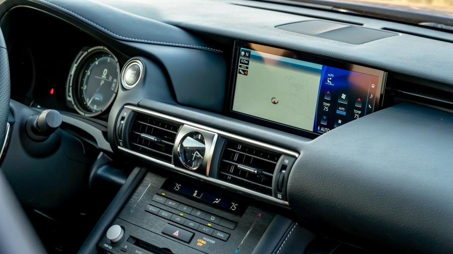 Панель приборов Lexus IS350 F-Sport (XE30) 2016 года  (NA) (фото 10 из 32)